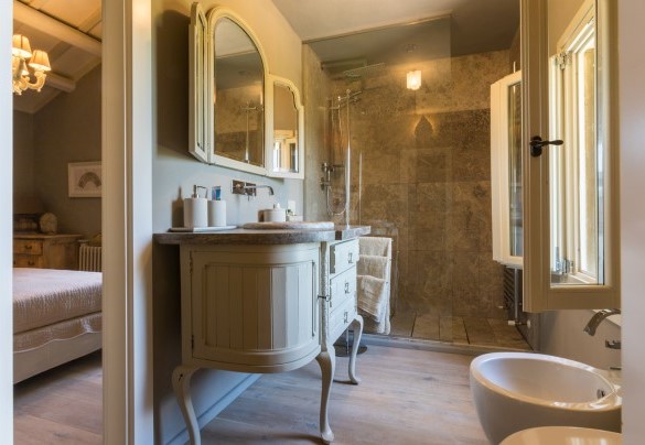 Il bagno en suite della camera da letto al piano superiore - Il Castellaccio