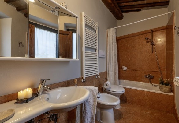 Bagno con vasca n.4 in annesso 1 - Il Castellare