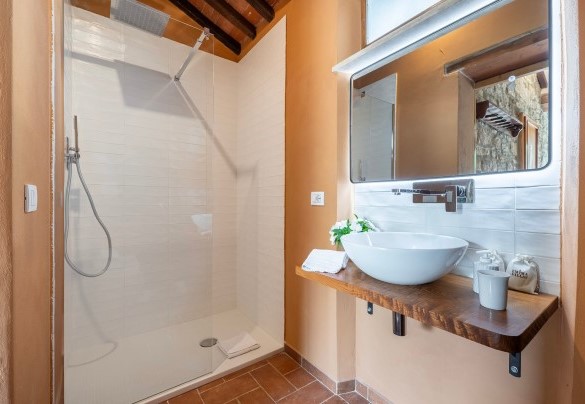 Bathroom with shower in the dependance - Il Castelalre