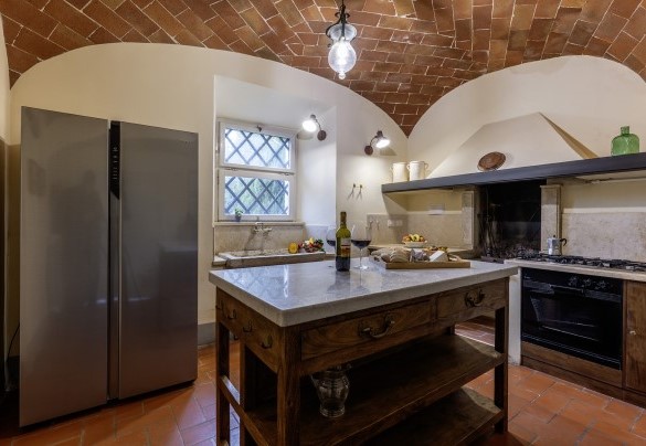 Cucina principale comunicante con la sala da pranzo - Il Castellare