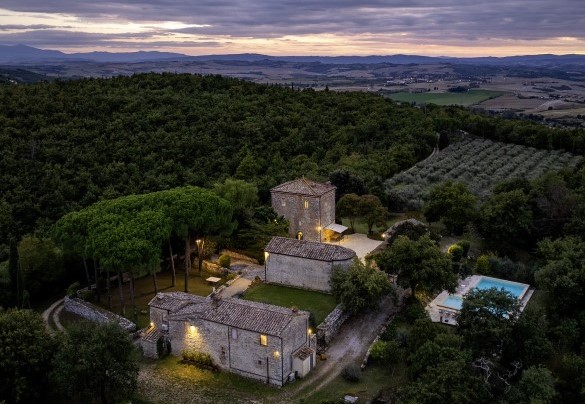 La proprietà comprende più unità abitative indipendenti, inclusa una chiesa con affreschi originali - Il Castellare
