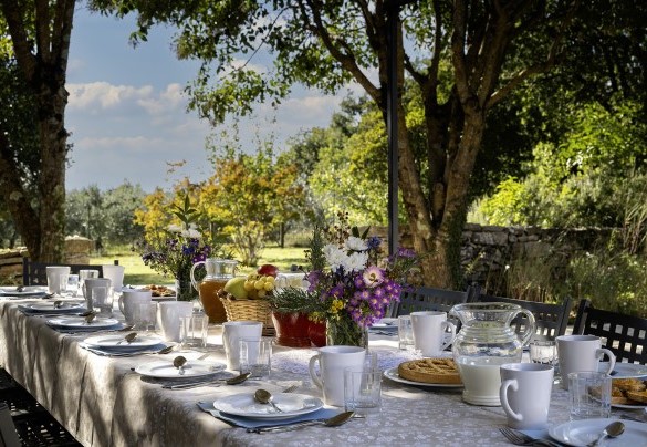 Pergola con tavolo da pranzo all’uscita del casale - Il Castellare