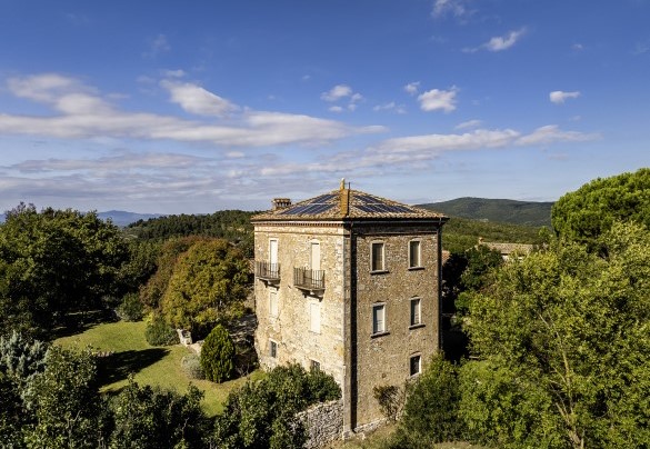 La proprietà è situata margini d Rapolano Terme in cima a una collina che domina la Val di Chiana  - Il Castellare