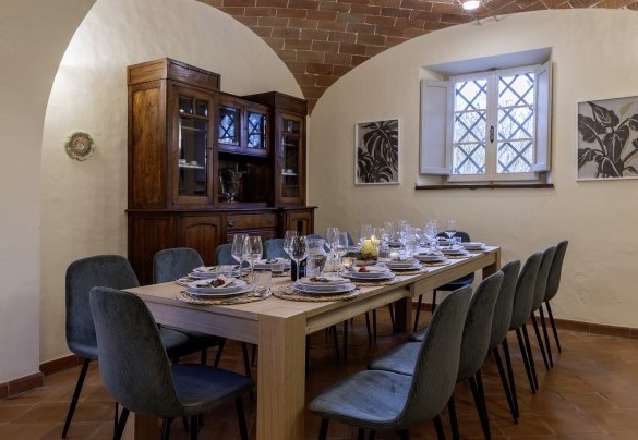 Soggiorno open space con tavolo da pranzo - Il Castellare