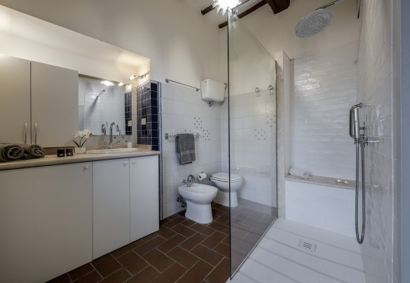 Bagno con doccia n.1 al primo piano  - Il Castellare