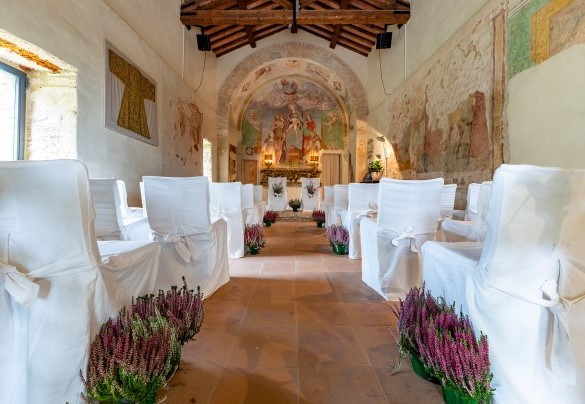 An intimate and exclusive setting for your most special moments, beneath the warmth of exposed beams and surrounded by ancient art - Il Castellare