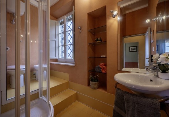 Bagno con doccia n. 2 al secondo piano 