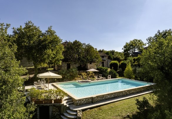 La spaziosa area solarium che accoglie la piscina - Il Castellare