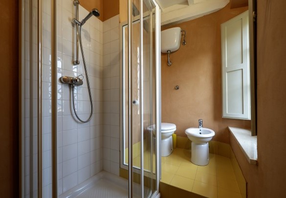 Bagno con doccia n. 2 al secondo piano 