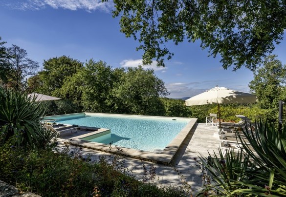 La piscina, collocata in posizione assolata e riservata ma di facile accesso dagli immobili  - Il Castellare