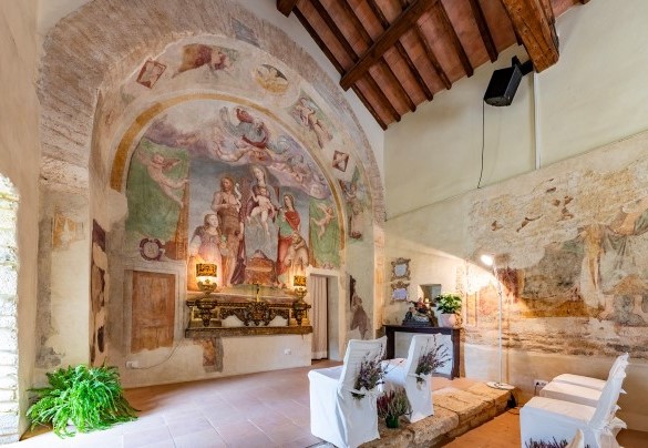 Centuries-old frescoes and timeless elegance: the interior of the church set up for an unforgettable ceremony - Il Castellare
