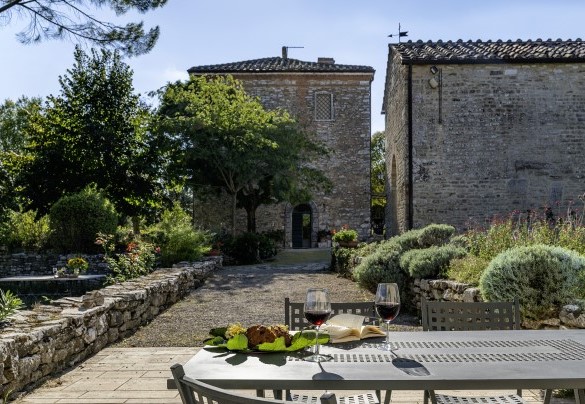Nel giardino, con ulivi, ortensie, ibischi e gelsomini trovano spazio comode aree soggiorno - Il Castellare