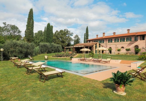 The villa lies within a farm and is surrounded by a well-kept garden that extends over approximately 1900 sqm – Il Cerreto