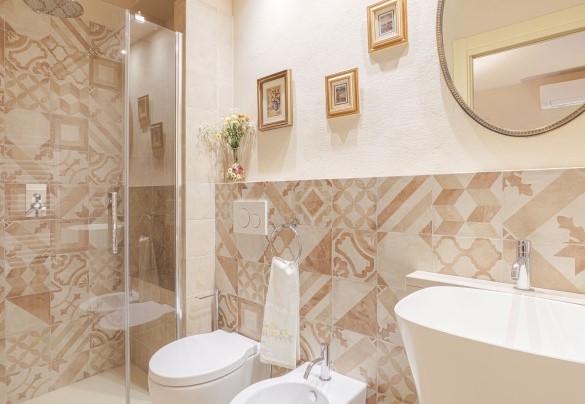 The ensuite bathroom with shower no. 3 on the first floor – Il Cerreto