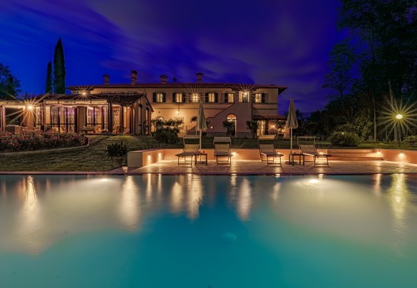 The villa is an old farmhouse, renovated and equipped with modern comforts – Il Cerreto
