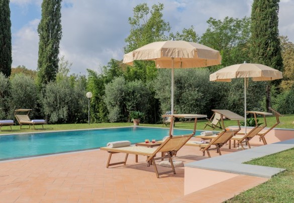 The infinity pool measures 12x6 m with a constant depth of 1.40 m and has roman steps for access – Il Cerreto