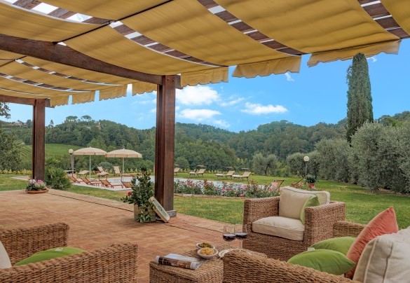 The cosy outdoor lounge allows you to enjoy the view and the summer breeze, creating an ideal space to relax – Il Cerreto