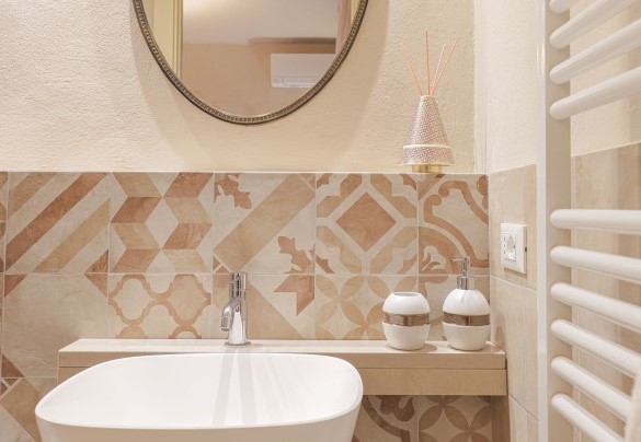 The ensuite bathroom with shower no. 3 on the first floor – Il Cerreto