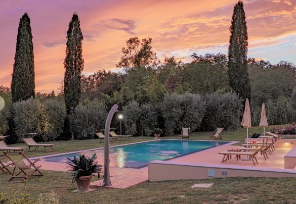 The pool is equipped with internal lighting – Il Cerreto