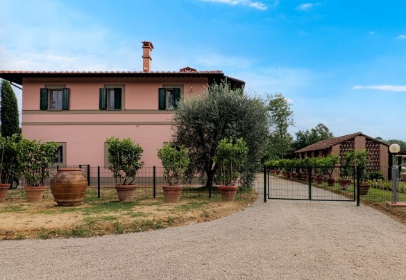 The fence delimiting the guest areas from those of the farm, with a driveway gate and a pedestrian gate – Il Cerreto