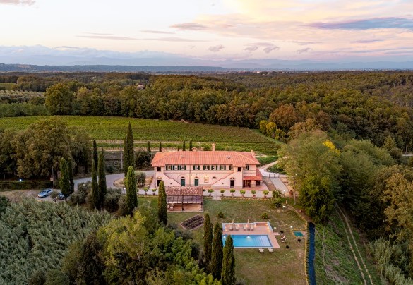 The property extends over a vast cultivated land, where vineyards, olive groves and fields follow one another as far as the eye can see – Il Cerretto