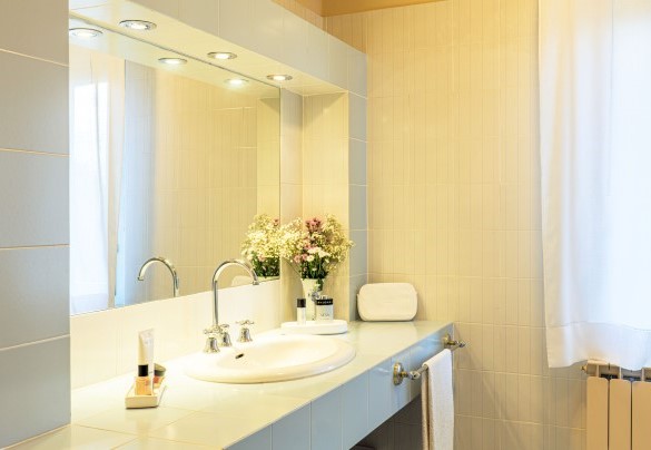 The bathroom with shower no. 4 on the first floor – Il Cerreto