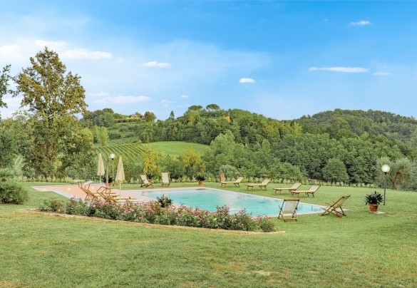 The pool area is located in front of the villa, in a panoramic position – Il Cerreto
