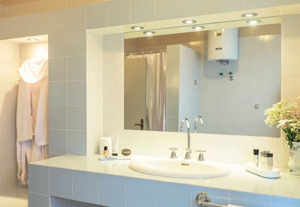 The bathroom with shower no. 4 on the first floor – Il Cerreto