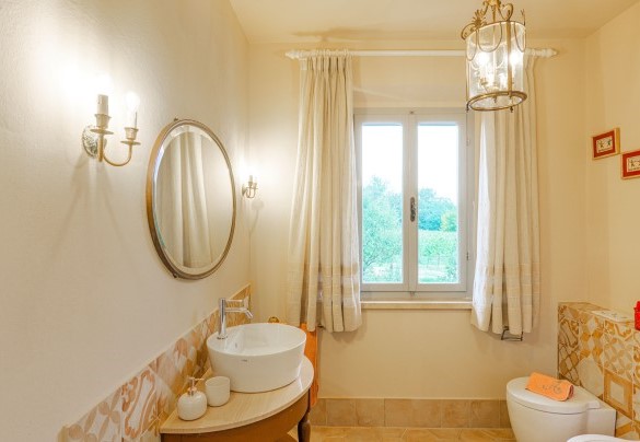 The bathroom with shower no. 5 on the first floor – Il Cerreto