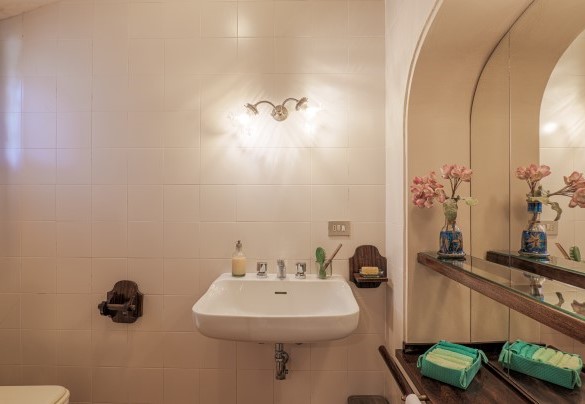 The bathroom with shower no. 7 on the ground floor – Il Cerreto