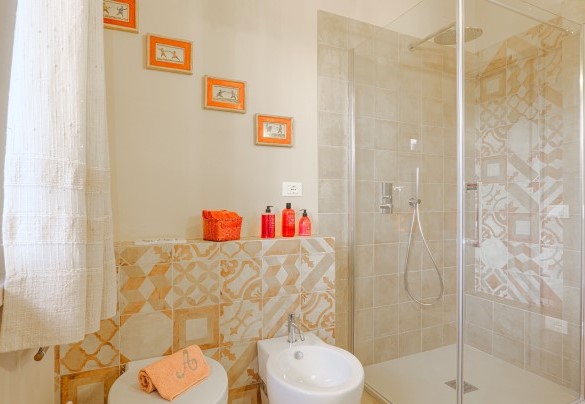 The bathroom with shower no. 5 on the first floor – Il Cerreto