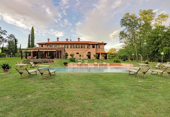 Located in the heart of a farm near the town of Pontedera, in the heart of Tuscany, this villa represents an oasis of peace and beauty immersed in the natural landscape – Il Cerreto