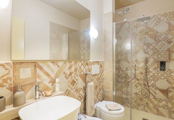 The ensuite bathroom with shower no. 6 on the first floor – Il Cerreto