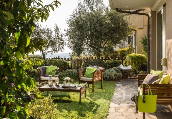 Il salotto all’aperto nel giardino curatissimo – Il Ciliegio Sul Lago 