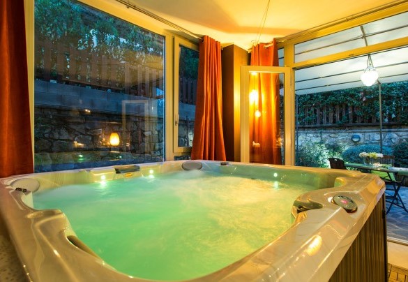 Jacuzzi interna riscaldata per 6 persone – Il Ciliegio Sul Lago 
