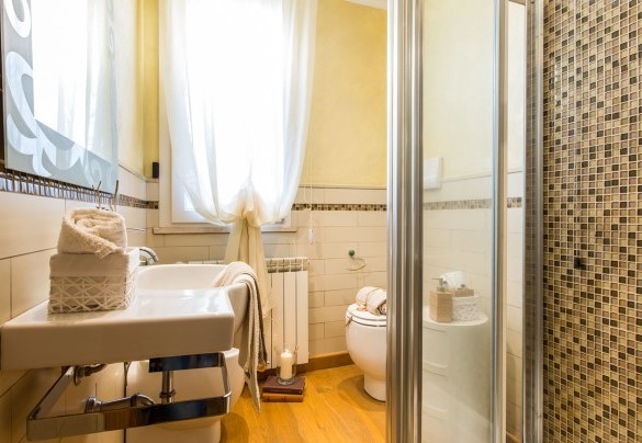 Bagno con doccia n.2 al primo piano – Il Ciliegio Sul Lago