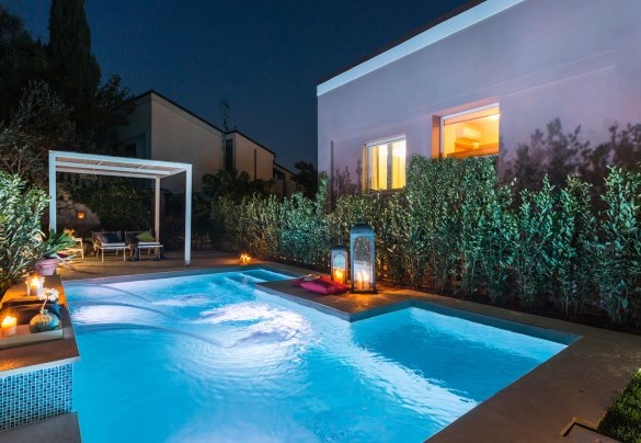 L’illuminazione interna alla piscina a led multicolore con telecomando – Il Ciliegio Sul Lago 