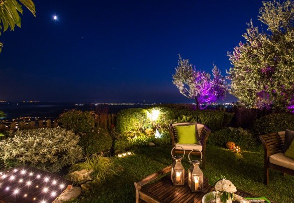 Il giardino avvolto da luci dai toni caldi e soffusi – Il Ciliegio Sul Lago 