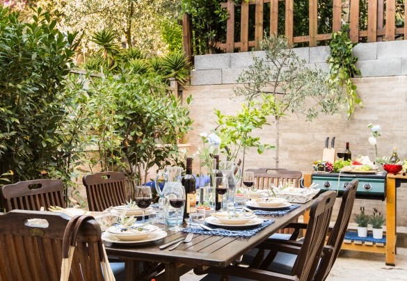 Il tavolo da pranzo all’aperto con barbeque, vicino alla cucina – Il Ciliegio Sul Lago 