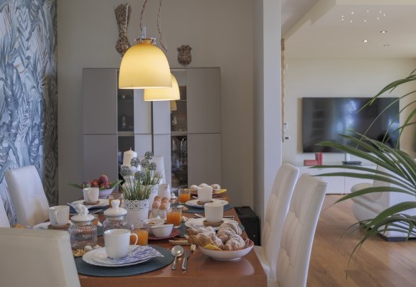 La tavola della sala da pranzo in open space – Il Ciliegio Sul Lago