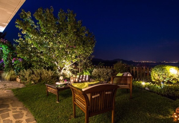 La villa avvolta da luci dai toni caldi e soffusi – Il Ciliegio Sul Lago 