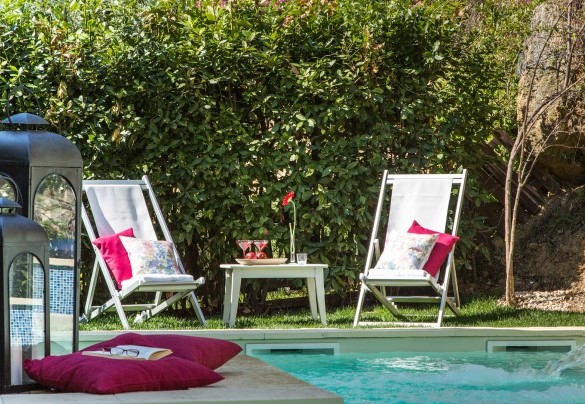 La piscina arredata per momenti di puro relax – Il Ciliegio Sul Lago 