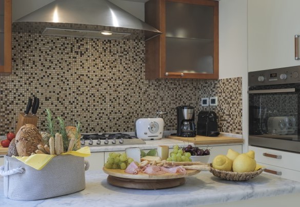 La cucina accanto alla sala da pranzo – Il Ciliegio Sul Lago