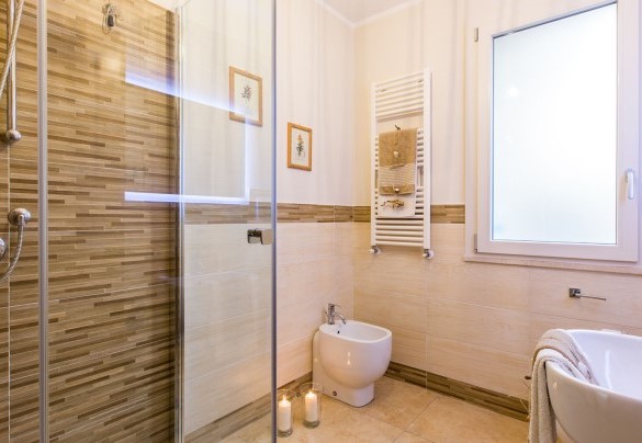 Bagno con doccia n.1 al piano terra – Il Ciliegio Sul Lago