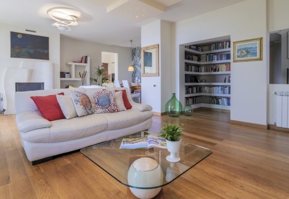 Open space con salotto, caminetto ornamentale, tv satellitare ed elegante area da pranzo – Il Ciliegio Sul Lago