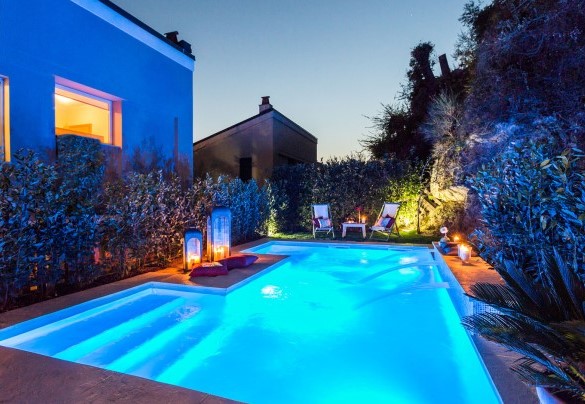 La villa si accende di luci soffuse ed avvolgenti per godere di momenti indimenticabili sotto il cielo toscano – Il Ciliegio Sul Lago 