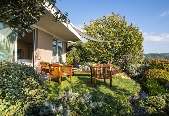 Il giardino con piante aromatiche intervallate da numerose essenze fiorite – Il Ciliegio Sul Lago 