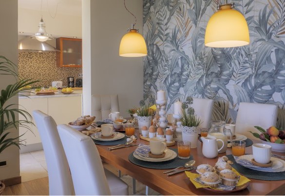 Il living con la tavola imbandita accanto alla cucina – Il Ciliegio Sul Lago