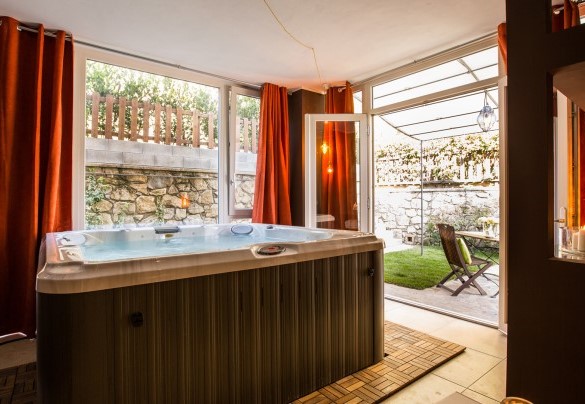 Veranda con Jacuzzi riscaldata e tv – Il Ciliegio Sul Lago 