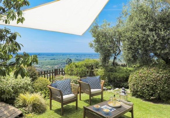 Il giardino frontale vista mare con manto erboso – Il Ciliegio Sul Lago